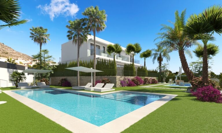 Semi-detached villas in Sierra Cortina, 5 minutes from Benidorm
